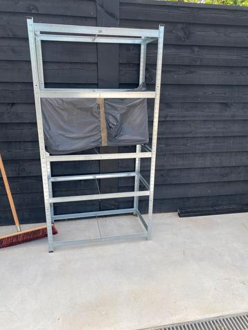 Metalen stellingkast met planken beschikbaar voor biedingen