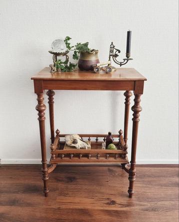 Vintage bijzettafel beschikbaar voor biedingen