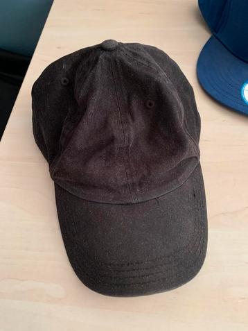 Zwarte pet beschikbaar voor biedingen