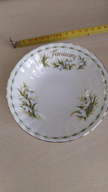 Royal Albert January Flowers schaal beschikbaar voor biedingen