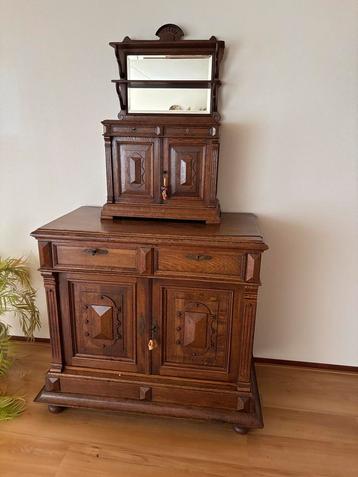 Antieke tweedelige kast beschikbaar voor biedingen