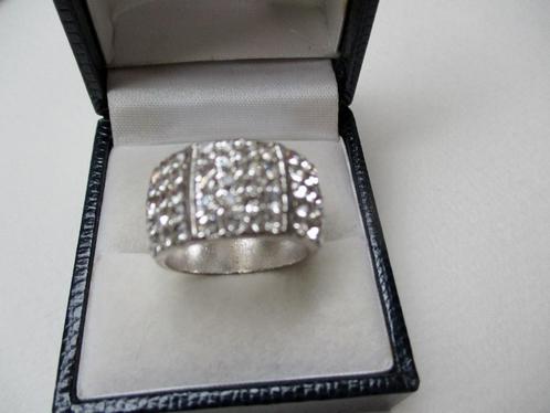 Zilverkleur band ring 18 mm. voor de helft veel schitters, Sieraden, Tassen en Uiterlijk, Ringen, Zo goed als nieuw, Dame, 18 tot 19