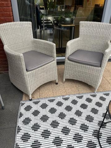 Twee leuke witte stoelen beschikbaar voor biedingen