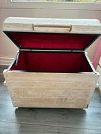 Grote speelgoedkist op wielen met rood fluweel, Huis en Inrichting, Ophalen, Gebruikt, 50 tot 100 cm, 50 tot 75 cm