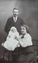 Fotokaart - Ouders met baby ( doopkleding ), Verzamelen, Foto's en Prenten, Gebruikt, Voor 1940, Kind, Verzenden