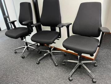 2x in hoogte verstelbare bureaustoelen, ook los te koop. beschikbaar voor biedingen