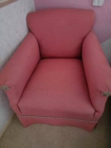 Leuke roze fauteuil beschikbaar voor biedingen