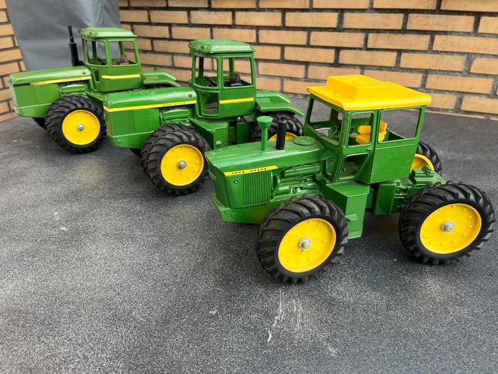 Drie John Deere kniktractors Ertl 1/16, Hobby en Vrije tijd, Modelauto's | Overige schalen, Zo goed als nieuw, Tractor of Landbouw