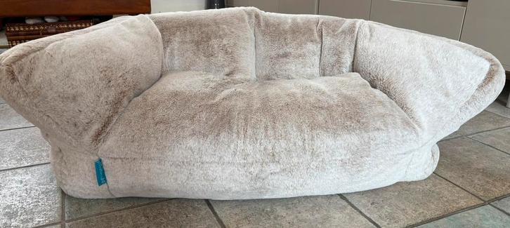 Knuffelbank voor kids van Loungepug beige nepkonijnen bont, Huis en Inrichting, Zitzakken, Zo goed als nieuw, Zitzakstoel, Beige