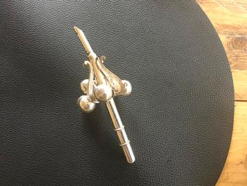 Verzilverde rammelaar beschikbaar voor biedingen