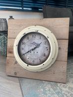 Klok op steigerhout, Huis en Inrichting, Woonaccessoires | Klokken, Ophalen of Verzenden, Zo goed als nieuw, Wandklok