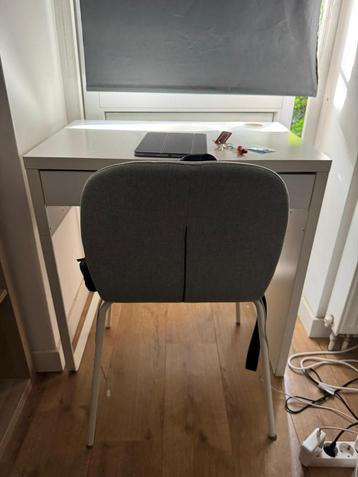 Desk, Chair and Nightstand beschikbaar voor biedingen