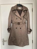 Gestuz Trenchcoat Maat 40 - Glanzende Stof, Maat 38/40 (M), Beige, Ophalen of Verzenden, Zo goed als nieuw