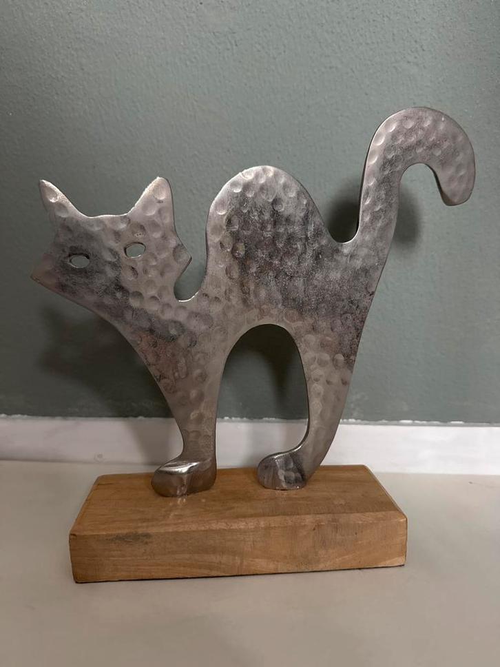 Metalen Kat Beeld op Houten Sokkel, Verzamelen, Beelden en Beeldjes, Zo goed als nieuw, Dier, Ophalen of Verzenden