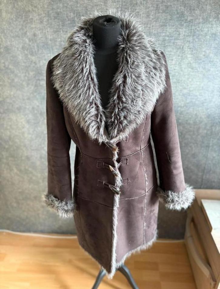Mooie bruine langere suedelook warme winterjas mt 42 ZGAN, Kleding | Dames, Jassen | Winter, Zo goed als nieuw, Maat 42/44 (L)