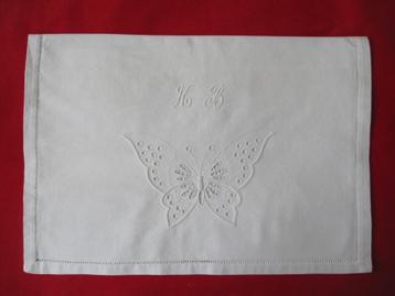 Fraaie lingerie hoes met geborduurde vlinder en initialen beschikbaar voor biedingen