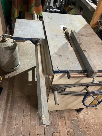 Zaagtafel beschikbaar voor biedingen