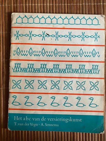 Het ABC van de versieringskunst beschikbaar voor biedingen