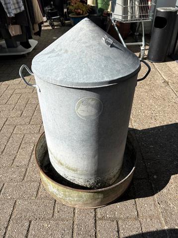 Brocante voerbak voor kippen beschikbaar voor biedingen