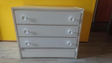 Witte ladekast beschikbaar voor biedingen