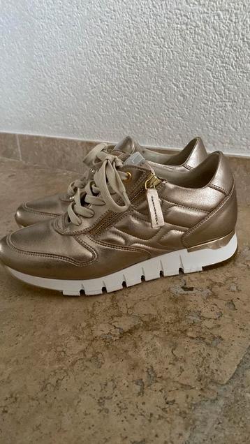 Prachtige goudkleurige sneakers van DL sport. Maat 37 beschikbaar voor biedingen