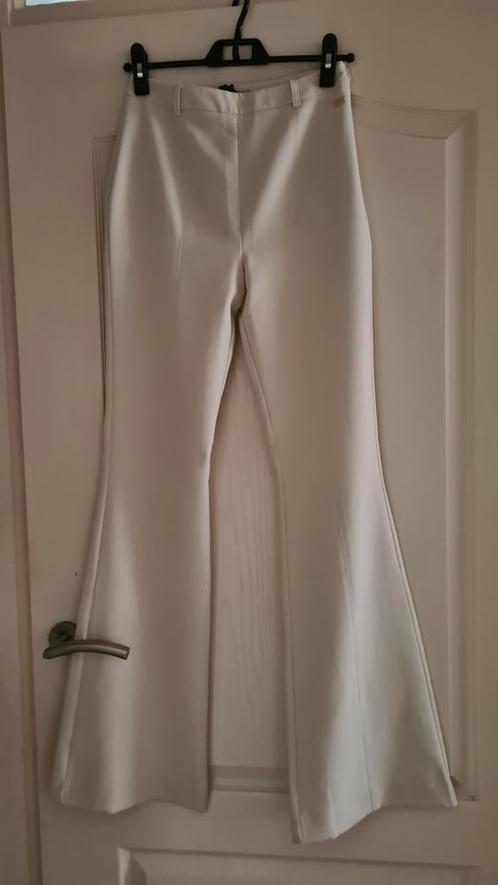Nikkie famke pants flaired pearl mt 34 met kaartjes!, Kleding | Dames, Broeken en Pantalons, Nieuw, Maat 34 (XS) of kleiner, Overige kleuren
