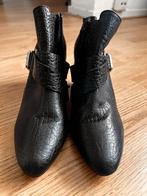 Zwarte enkellaarsjes met gesp en zwart/witte sneakers, Ophalen of Verzenden, Zo goed als nieuw, Zwart, Lage of Enkellaarzen