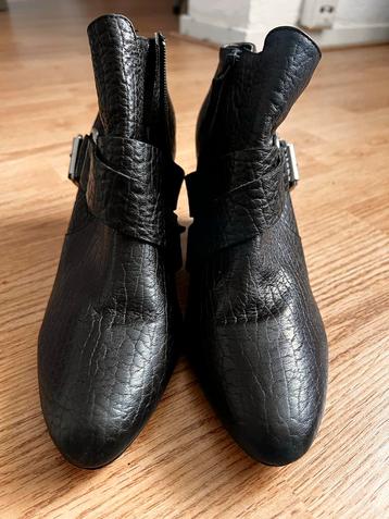 Zwarte enkellaarsjes met gesp en zwart/witte sneakers beschikbaar voor biedingen