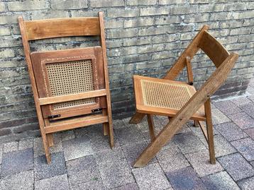 Houten/rotan klapstoeltjes beschikbaar voor biedingen