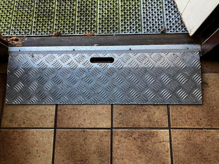 Aluminium drempelhulp 78x21x3 cm, Diversen, Verpleegmiddelen, Zo goed als nieuw, Ophalen of Verzenden