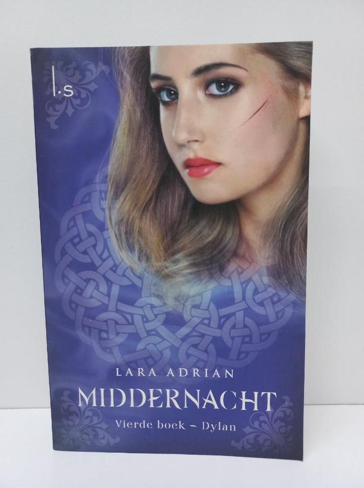 Lara Adrian - Middernacht, Boeken, Fantasy, Zo goed als nieuw, Ophalen of Verzenden