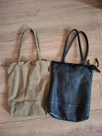 Twee mooie leren dames-tassen. Samen € 30., Motoren, Ophalen of Verzenden, Gebruikt
