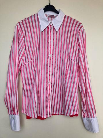 Retro blousje wit met glansstreep in roze beschikbaar voor biedingen