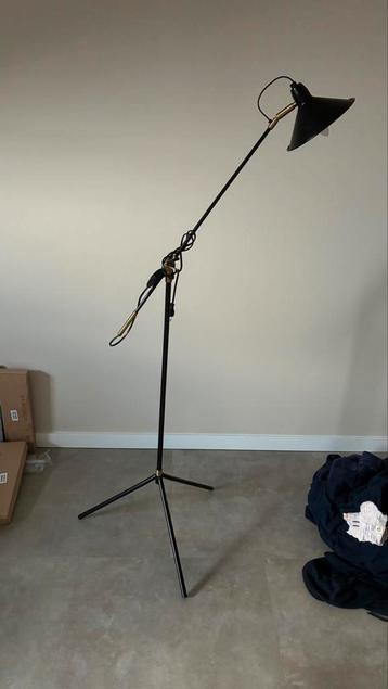 Loods5 Zwarte vloerlamp met gouden details beschikbaar voor biedingen
