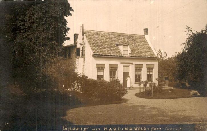 Hardinxveld - Huis - Voorgevel met vrouw, Verzamelen, Ansichtkaarten | Nederland, Gelopen, Zuid-Holland, 1920 tot 1940, Ophalen of Verzenden