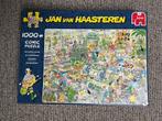 Jan van Haasteren - het tuincentrum - 1000 stukjes, Hobby en Vrije tijd, Denksport en Puzzels, Ophalen of Verzenden, 500 t/m 1500 stukjes