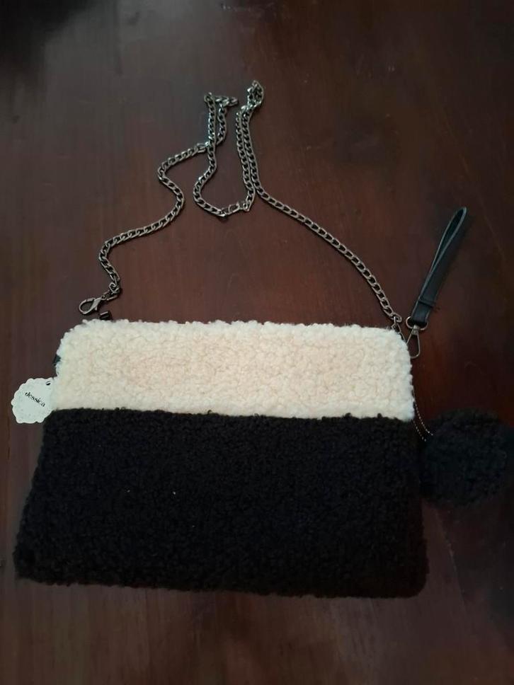 Zwart-witte schoudertas met ketting, Sieraden, Tassen en Uiterlijk, Tassen | Damestassen, Nieuw, Schoudertasje, Zwart, Ophalen of Verzenden