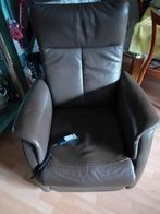 Elektrische lig, zit, sta op leren fauteuil kleur bruin., Huis en Inrichting, Fauteuils, Ophalen, Gebruikt, 50 tot 75 cm, Leer