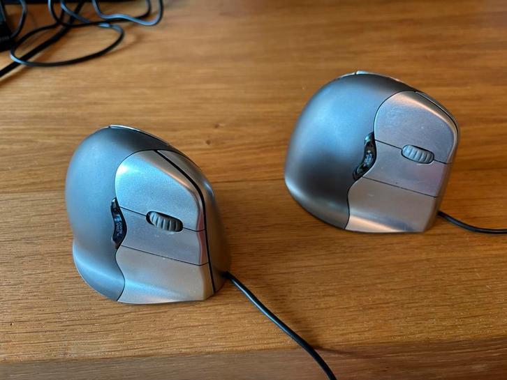 2x Evoluent Verticale Muis - Ergonomisch, Computers en Software, Muizen, Gebruikt, Muis, Rechtshandig, Bedraad, Ergonomisch, Ophalen of Verzenden