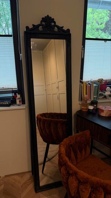 Barok spiegel met zwarte lijst vrijstaand beschikbaar voor biedingen