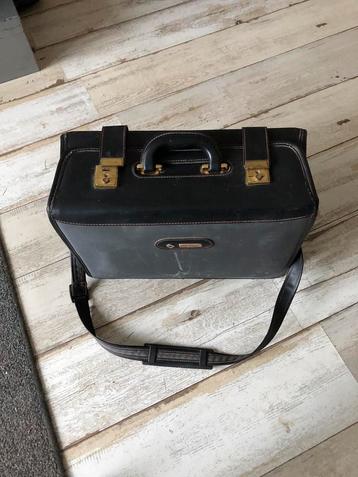 Een Samsonite dokters koffer met schouder draagband. beschikbaar voor biedingen