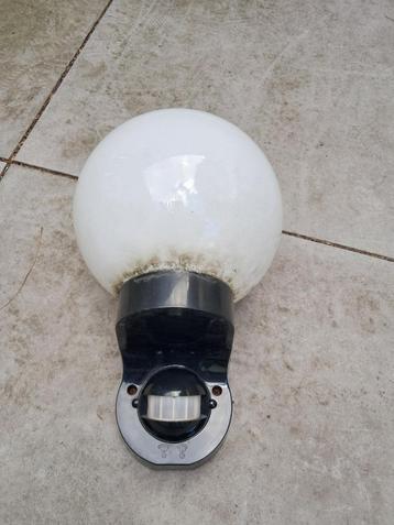 Buitenlamp met bewegingssensor beschikbaar voor biedingen