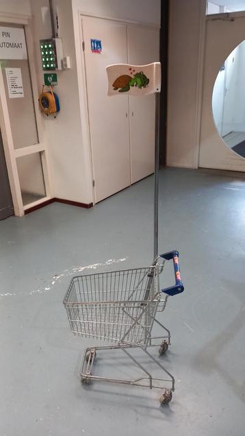 Winkelwagentje met Decoratie - Kringloopvondst beschikbaar voor biedingen