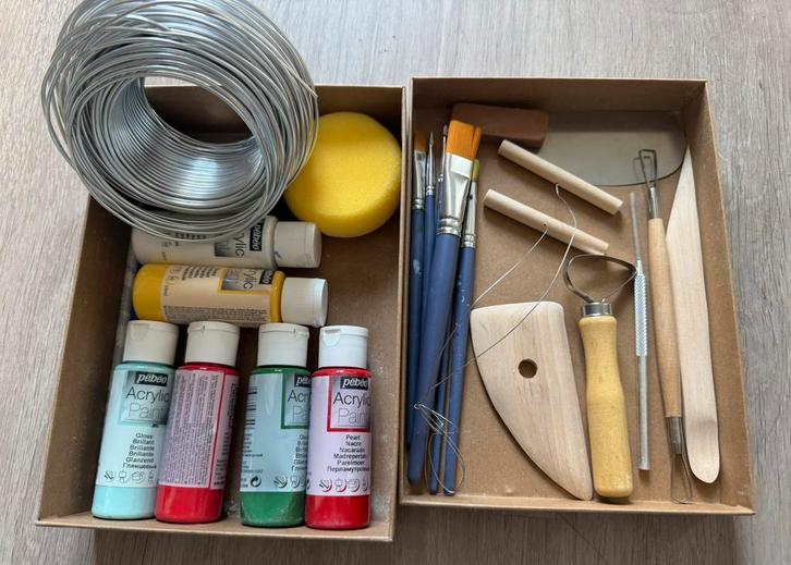 Pottenbakkers set met verf, gereedschap en draad, Hobby en Vrije tijd, Pottenbakken, Zo goed als nieuw, Ophalen