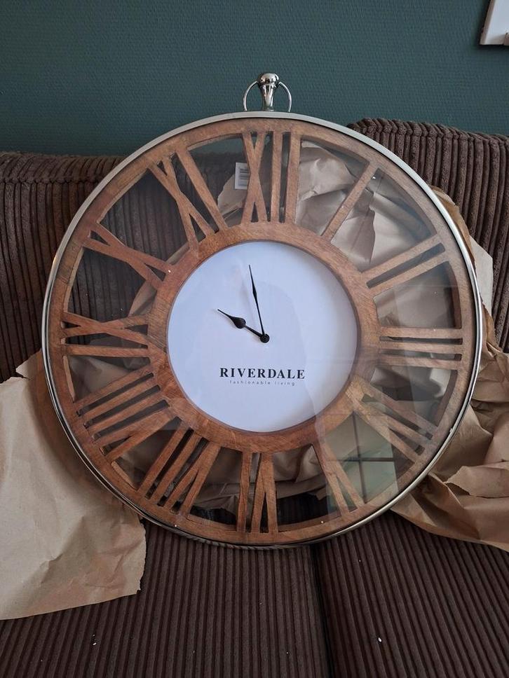 Riverdale Wandklok Luton Zilver 70cm - Nieuw in Doos, Huis en Inrichting, Woonaccessoires | Klokken, Nieuw, Wandklok, Analoog