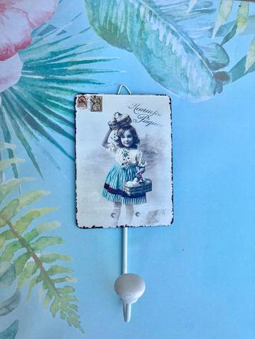 Brocante WANDHANGER van meisje eieren in mandje beschikbaar voor biedingen