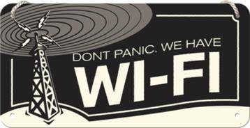 Wifi metalen bord : Dont panic we have wifi beschikbaar voor biedingen