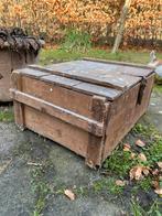 Oude houten kist met sluiting, Ophalen