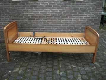 Eiken bed 80 x 200 cm met verstelbare lattenbodem beschikbaar voor biedingen