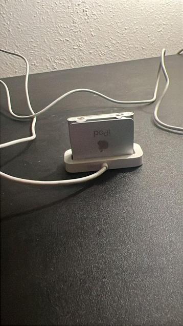 iPod shuffle grijs compleet met lader beschikbaar voor biedingen